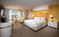 ein Hotelzimmer mit einem Bett und einem Fernseher in der Unterkunft Beau Rivage Resort &amp; Casino in Biloxi