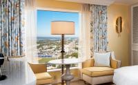 ein Schlafzimmer mit einem Bett und einem Fenster mit Aussicht in der Unterkunft Beau Rivage Resort &amp; Casino in Biloxi
