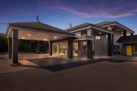 una casa grande con muchas ventanas de cristal en Best Western New Oregon Motel, en Eugene