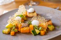 バードガシュタインにあるEUROPÄISCHER HOF Bad Gasteinのテーブルの上に野菜が添えられた料理の皿