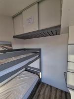 Bellyenmer Gruissan tesisinde bir ranza yata&#x11F;&#x131; veya ranza yataklar&#x131;