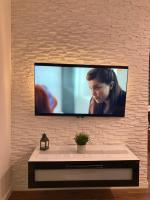 Televízia a/alebo spoločenská miestnosť v ubytovaní Apartament BB na Halnej