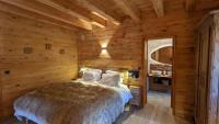Posteľ alebo postele v izbe v ubytovaní La Boutame : chalet au pied des pistes à Villard Reculas