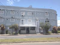 un gran edificio gris con árboles delante de él en RUBY HOSPEDAGENS, en Indaiatuba