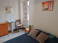 a bedroom with a bed and a sink and a sink at 5COMA2 Appartement proche plage in Collioure