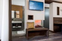 A television and/or entertainment centre at Hotel Chalet Sas Morin