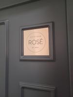 Certifikát, ocenenie alebo iný dokument vystavený v ubytovaní Rosé Apartment