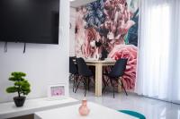 Televízia a/alebo spoločenská miestnosť v ubytovaní Villa Spa Heaven