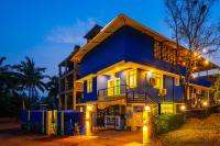 una casa azul con luces delante en Shalom Backpackers Anjuna Goa, en Anjuna