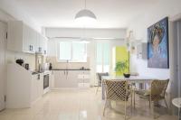 Una cocina con una mesa y sillas en una habitación. en Beautiful Eleni 100, en Esparta