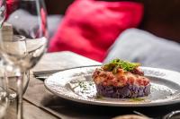 un pedazo de comida en un plato en una mesa en Hotel Don Jaime 54, en Zaragoza