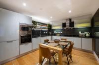 London Nino Apartmentsにあるキッチンまたは簡易キッチン