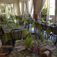 einen Bankettsaal mit grünen Tischen und Stühlen in der Unterkunft Hotel Playa in Rimini