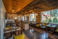 Khu vực ghế ngồi tại The Nature's Green Resort, Bhimtal, Nainital