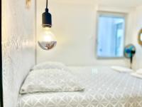 Łóżko lub łóżka w pokoju w obiekcie LE ROSACKER - Proche centre ville et gare - Terrasse - Parking gratuit 2 places - 2 chambres - 2 salles de bain - Netflix