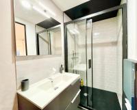 Łazienka w obiekcie LE ROSACKER - Proche centre ville et gare - Terrasse - Parking gratuit 2 places - 2 chambres - 2 salles de bain - Netflix