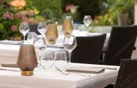 uma mesa com taças de vinho em cima em Hotel La Roseraie em Chenonceaux