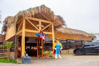 una estatua de un hombre parado frente a un edificio en Hotel Resort Thiago, en Chincha Alta