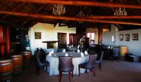 Un comedor con una mesa y sillas blancas. en Iris Boutique Hotel, en Walvis Bay