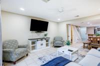 Surf Court Villas 5にあるテレビまたはエンターテインメントセンター