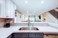 Surf Court Villas 5にあるキッチンまたは簡易キッチン