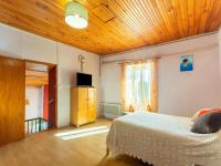 Telewizja i/lub zestaw kina domowego w obiekcie Holiday Home in Saint Germain de Calberte