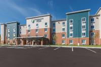 Una representación de un hotel con estacionamiento. en WoodSpring Suites Dayton North, en Dayton