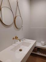 Kúpeľňa v ubytovaní Hidden Gem Pasquin Suites in Mercado Central