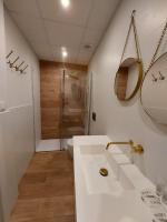 Kúpeľňa v ubytovaní Hidden Gem Pasquin Suites in Mercado Central