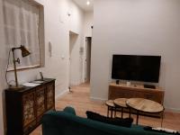 Televízia a/alebo spoločenská miestnosť v ubytovaní Hidden Gem Pasquin Suites in Mercado Central