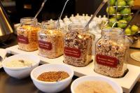 una mesa con tarros de comida y tazones de frutos secos en Hotel an der Therme, en Bad Orb