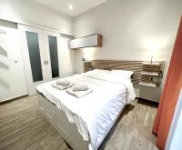 A bed or beds in a room at Dreamy Apartment City Center 11 thesbnbgr