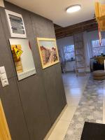 una habitación con una pared con dos cuadros. en Nowe miasto, en Wałbrzych