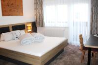 A bed or beds in a room at Apart Garni Jägerheim