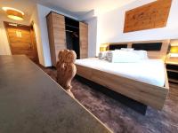 A bed or beds in a room at Apart Garni Jägerheim