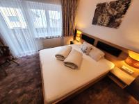 A bed or beds in a room at Apart Garni Jägerheim