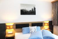 A bed or beds in a room at Apart Garni Jägerheim