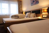 A bed or beds in a room at Apart Garni Jägerheim