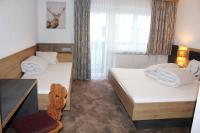 A bed or beds in a room at Apart Garni Jägerheim