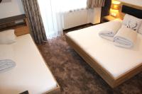 A bed or beds in a room at Apart Garni Jägerheim