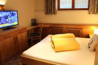 A bed or beds in a room at Apart Garni Jägerheim