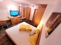 A bed or beds in a room at Apart Garni Jägerheim