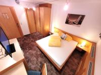 A bed or beds in a room at Apart Garni Jägerheim
