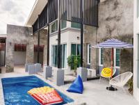 Bazén v ubytování Nadda Pool Villa Ranong nebo v jeho okolí