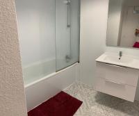 Łazienka w obiekcie Appartement 2ème étage 42m2 hyper centre ville / parking gratuit