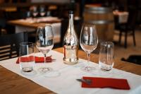 MelchtalにあるMelchtal Resort Apart Hotelのワイン1本、ワイングラス4杯(テーブル上)