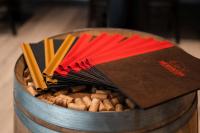 MelchtalにあるMelchtal Resort Apart Hotelの樽に入った箸とピーナッツの箱