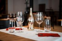 MelchtalにあるMelchtal Resort Apart Hotelのワイン1本、ワイングラス4杯(テーブル上)