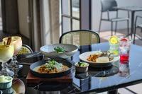 uma mesa com pratos de comida e bebidas sobre ela em Hundert Hills em Jeju