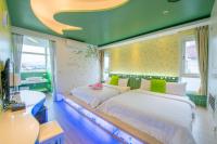 a bedroom with two beds and a green ceiling at Fish House 宜蘭獨棟別墅 戲水池 生態DIY 安農溪自行車 in Dongshan